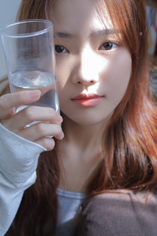 年轻的母亲手机观看